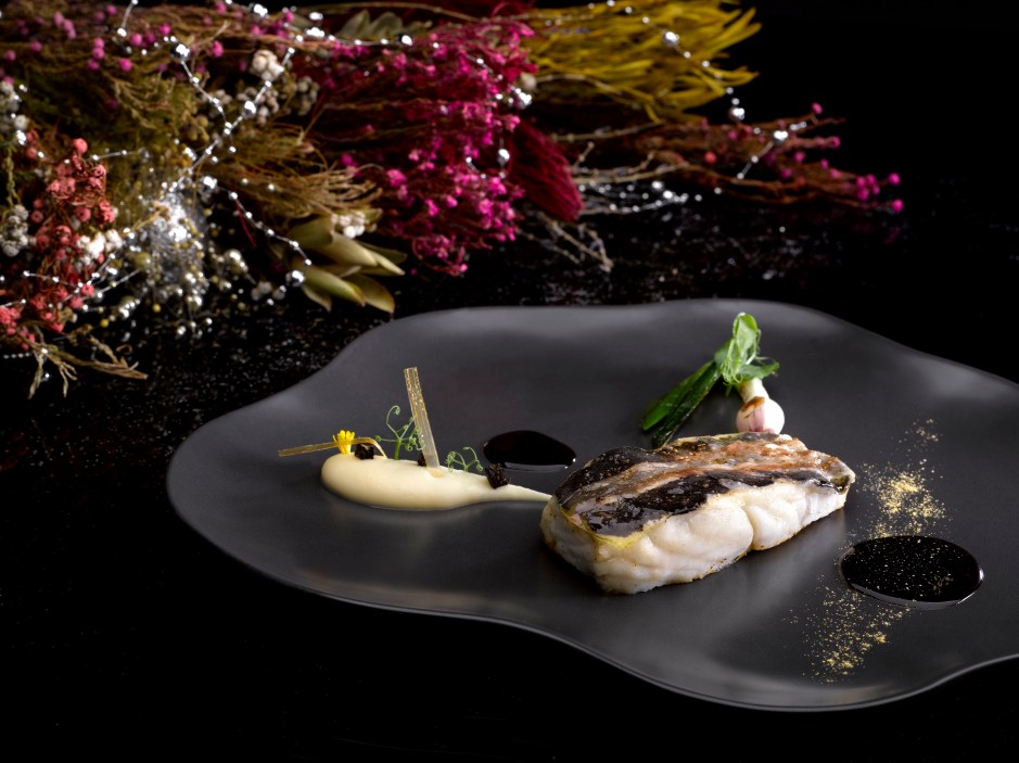 golden-wild-turbot-and-lard-jerusalem-artichoke-mousseline-spring-onion-winter-black-tuffle-from-nye-gala-ball-menu