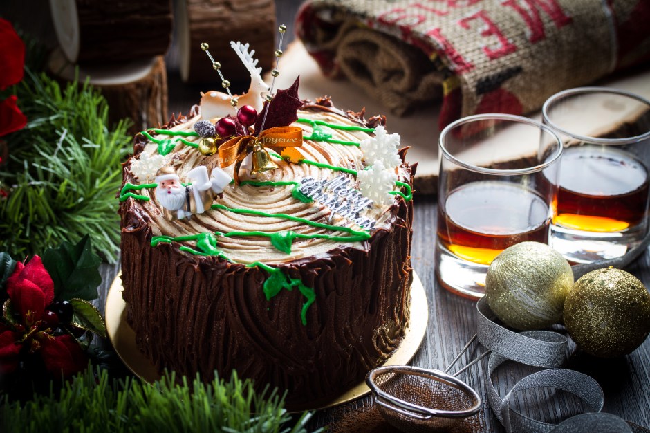 old-seng-choong-christmas-2016-christmas-stump-cake-whole